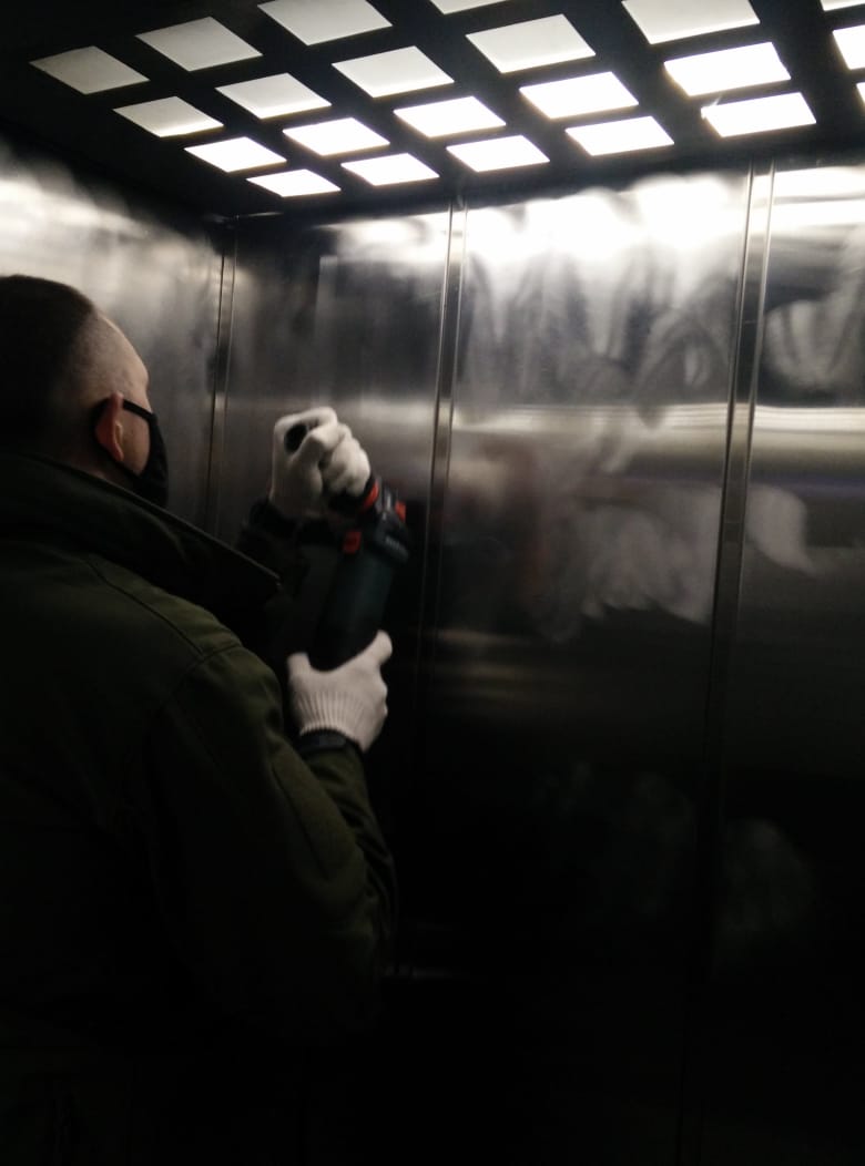 Выполнена полировка кабины грузового лифта в подъезде №4 многоквартирного дома, расположенного по адресу: г. Видное, Радужная, д.4.